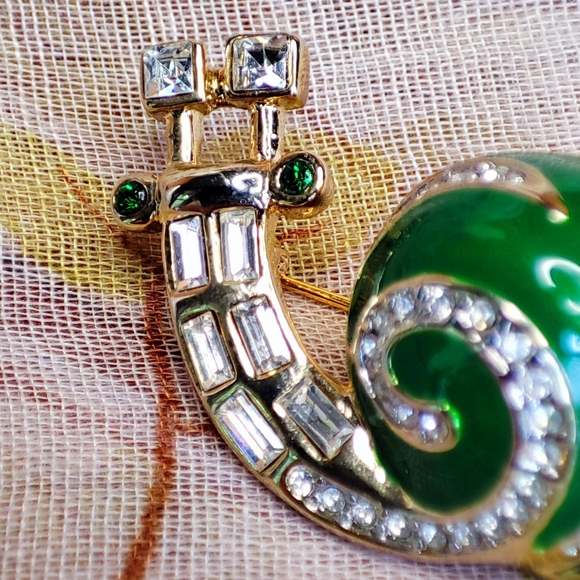 Unsigned Jomaz Mazer Vintage Gold Tone Green Enameled Rhinestone Snail Brooch - Picture 4 of 7